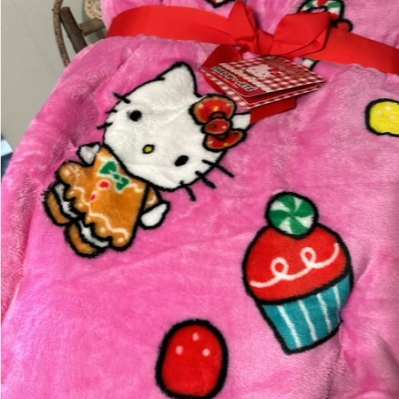 *CLEARANCE**NWT 2 HELLO KITTY GINGERBREAD MAN & WHITE WREATH CHRISTMAS THROWS - Picture 7 of 12